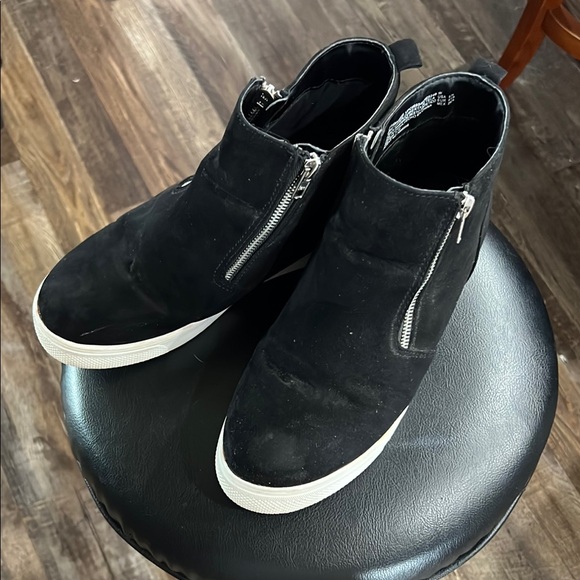 Shoes - Women’s Wedge Sneakers